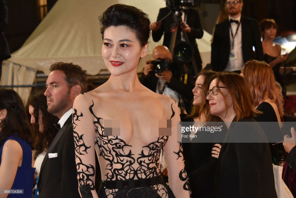 Sao Hoa Ngữ khoe ngực trần tại Cannes muối mặt khi bị cư dân mạng bóc mẽ Sao Hoa Ngữ khoe ngực trần tại Cannes muối mặt khi bị cư dân mạng bóc mẽ